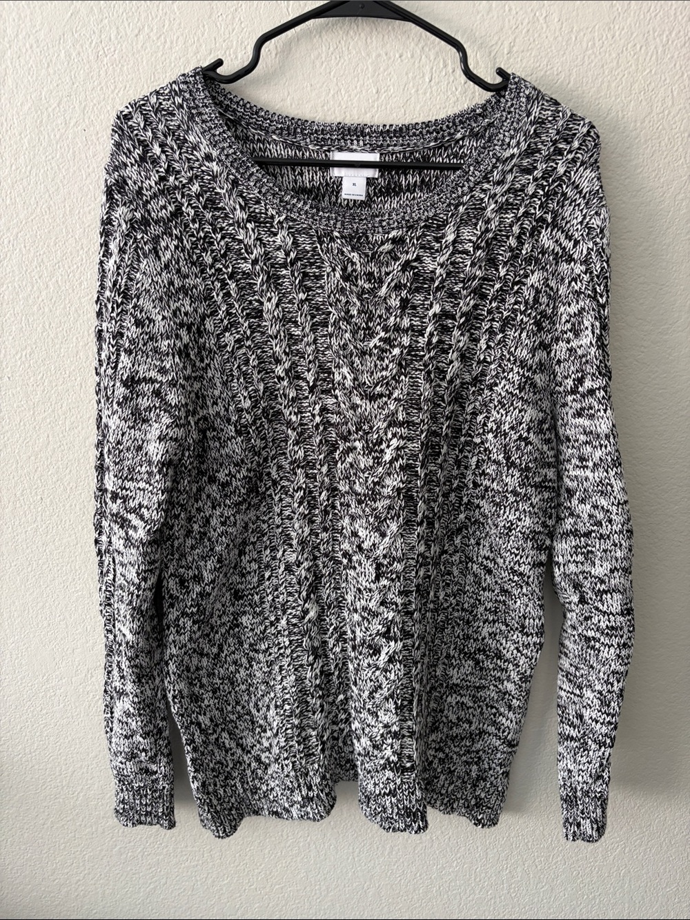 Old Navy Women’s Marled Black and White Cable Knit Scoop Sweater